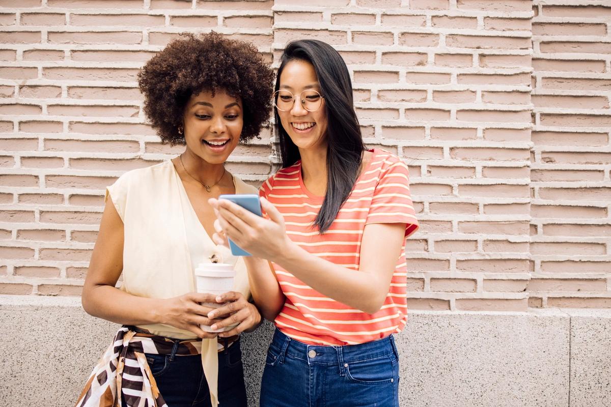 women using venmo and getting coffee