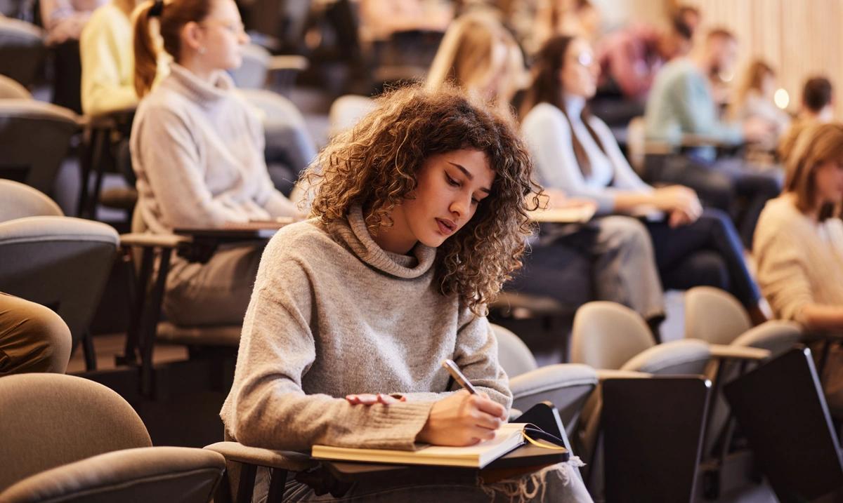 Estudiante universitaria en el aula