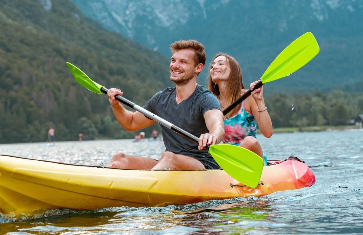 couple kayaking