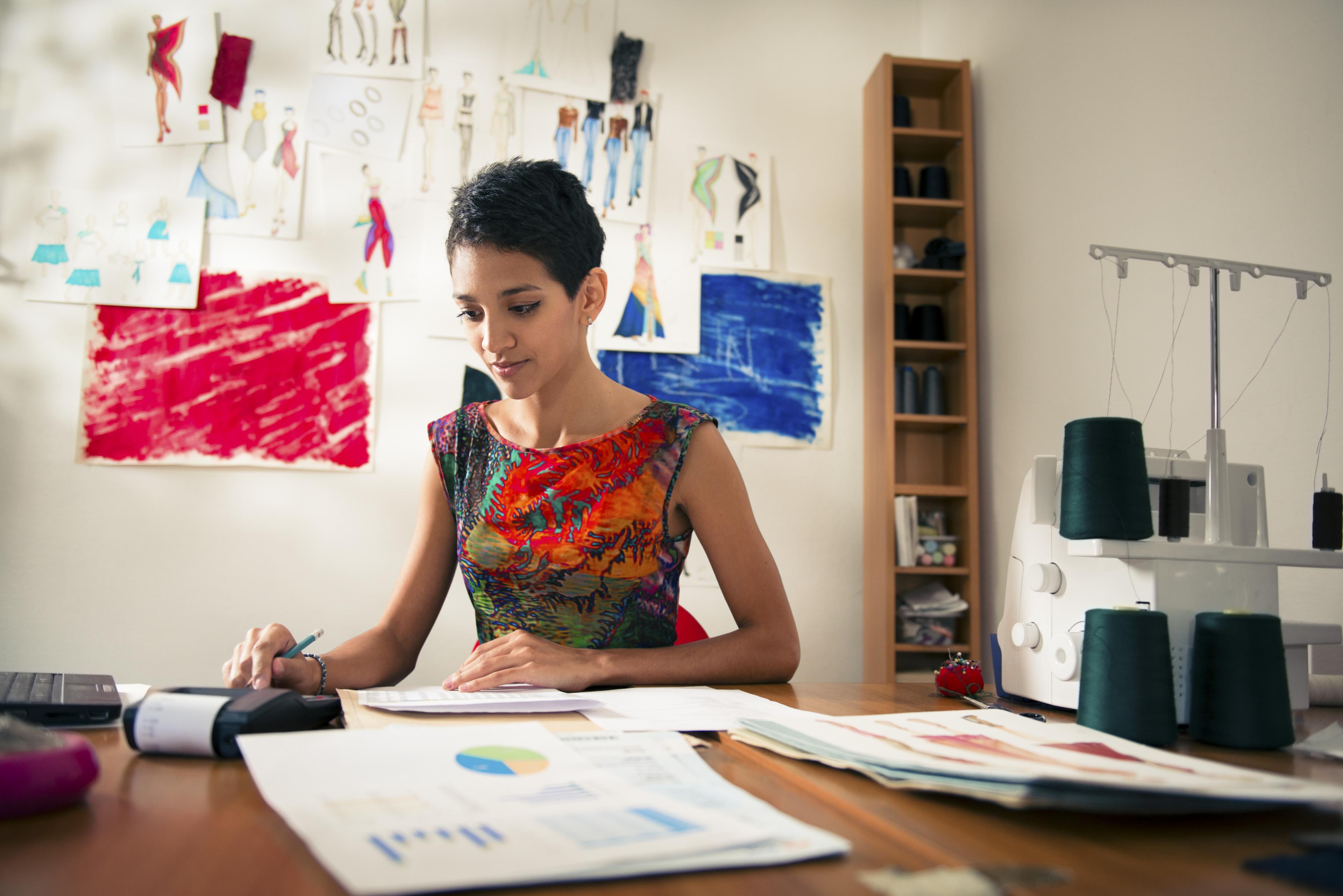 mujer sentada en el escritorio