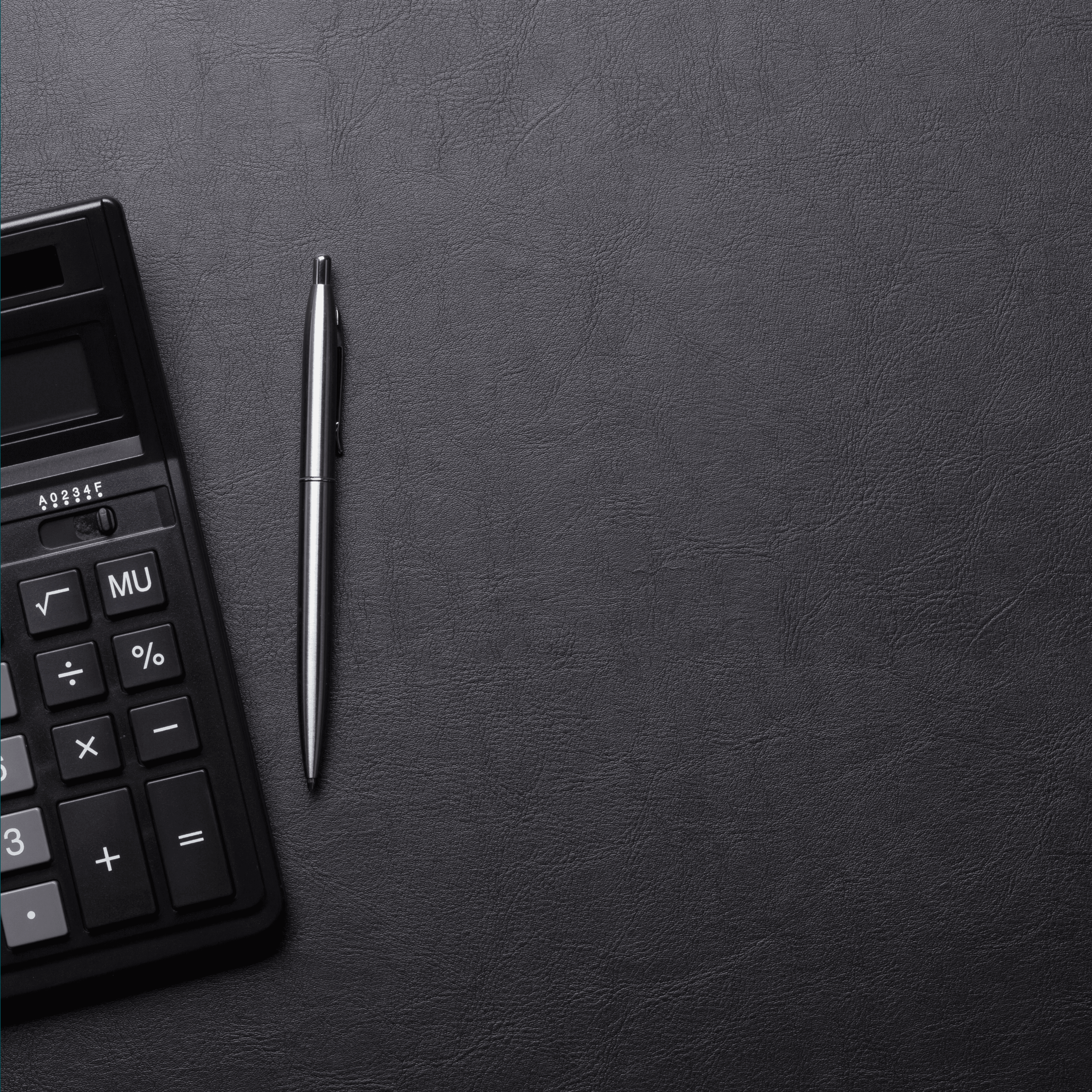 calculadora y bolígrafo en el escritorio
